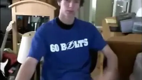 Étudiant en T-shirt d'Équipe se Branle Devant la Webcam