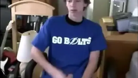 Étudiant en T-shirt d'Équipe se Branle Devant la Webcam