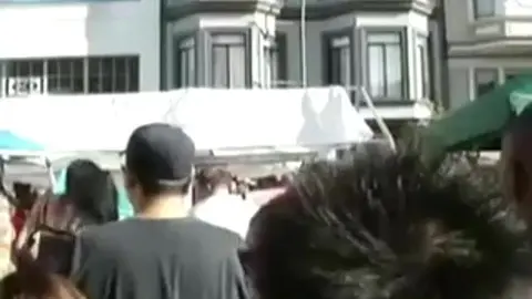 Homme Nu Repéré à la Fenêtre pendant une Fête de Rue