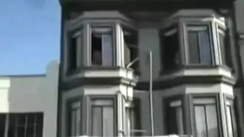 Homme Nu Repéré à la Fenêtre pendant une Fête de Rue
