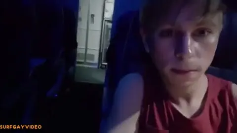 Un brun dévoile un bout de peau dans le train
