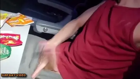 Un brun dévoile un bout de peau dans le train