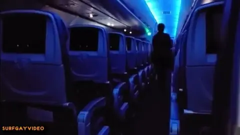 Un brun dévoile un bout de peau dans le train