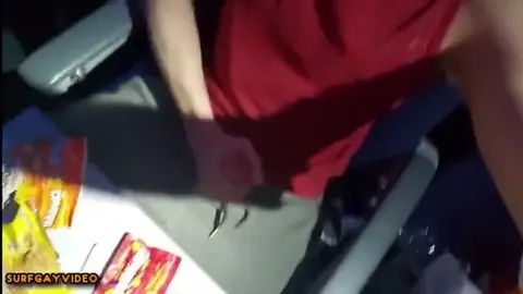 Un brun dévoile un bout de peau dans le train