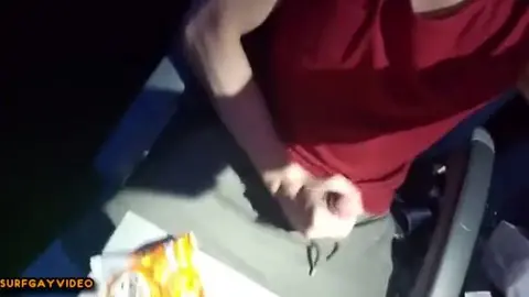 Un brun dévoile un bout de peau dans le train