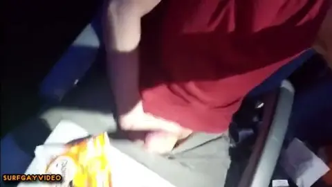 Un brun dévoile un bout de peau dans le train