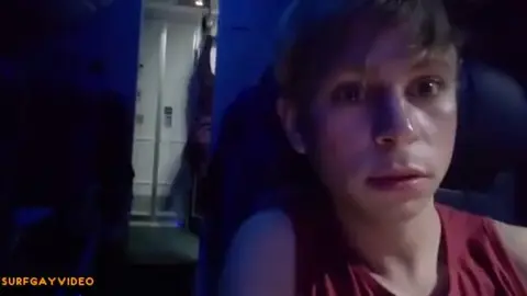 Un brun dévoile un bout de peau dans le train