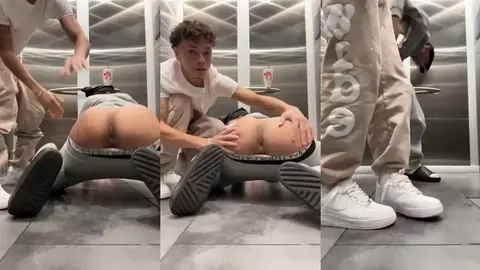 Un pote montre ses fesses pour une claque coquine au vestiaire