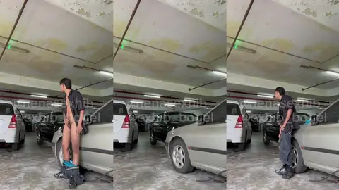 Un jeune mec se déshabille entièrement dans un parking souterrain