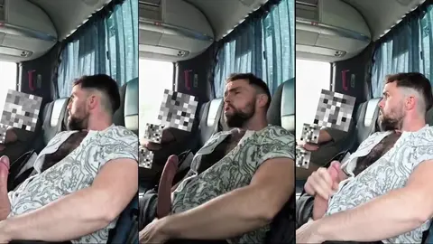 Un mec musclé et barbu sort sa bite dans le car