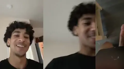 Un mec bouclé exhibe sa bite bandée en selfie