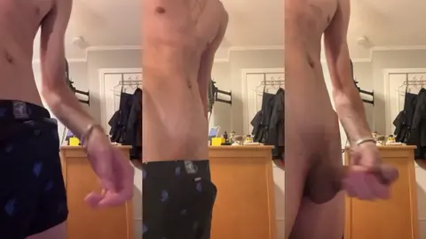 Un mec mince se filme en baissant son short dans sa chambre