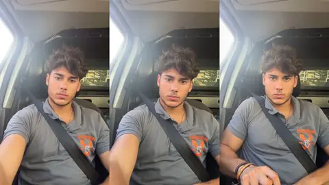 Un mec aux cheveux bouclés se filme en mode charmeur dans sa voiture