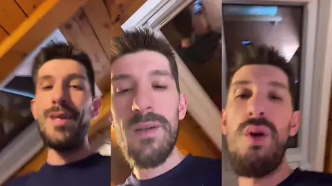 Un mec moustachu envoie des baisers en direct sur son live