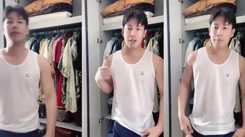Un jeune mec mince pose en débardeur et short pour TikTok