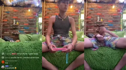 Un twink en direct se touche dans un lit-tente illuminé