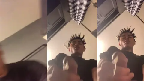 Un twink penche la tête en arrière pour un selfie en contre-plongée