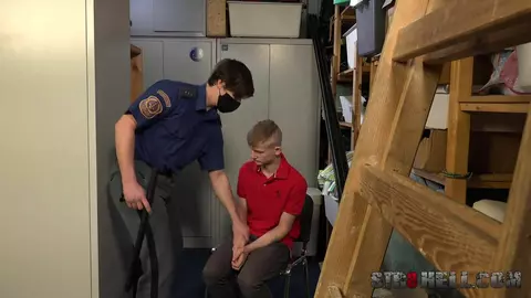 Baisé par le vigile de l'aéroport