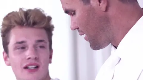 Jeune mec massé par un daddy – Jake Hill & Beau Reed