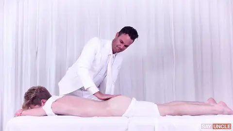 Jeune mec massé par un daddy – Jake Hill & Beau Reed