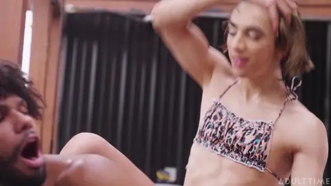 Femboy en bikini huilé et baisé – Tony Genius & Foxy Alex