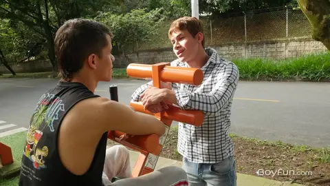 Twink latino en sodomie bareback