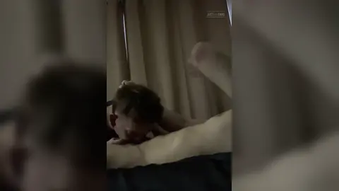 Baise brutale du visage d'un minet tard dans la nuit
