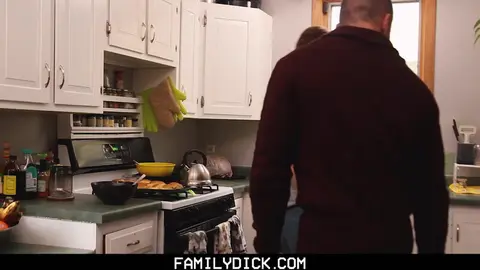 M. Byers et son garçon Chapitre 2 : Reconnaissant pour mon garçon (Tobby Byers Byers (beau-père), Teddy Byers (beau-fils)