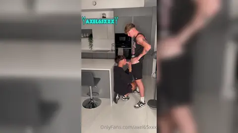 Axel65xxx — baise sur le plan de cuisine