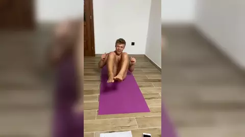 Twink fit s’entraîne nu