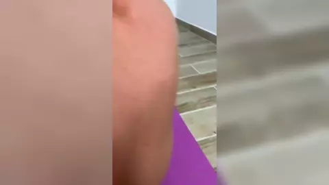 Twink fit s'entraîne nu