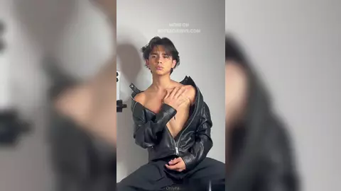 Derekpalacioss se déshabille et jouit