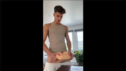 Mon kiff — glisser dans un toy serré — Ethan