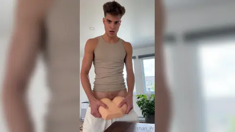 Mon kiff — glisser dans un toy serré — Ethan