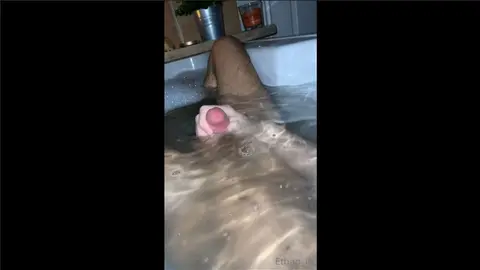 Bain — ça gicle partout — Ethan