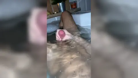 Bain — ça gicle partout — Ethan