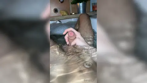 Bain — ça gicle partout — Ethan