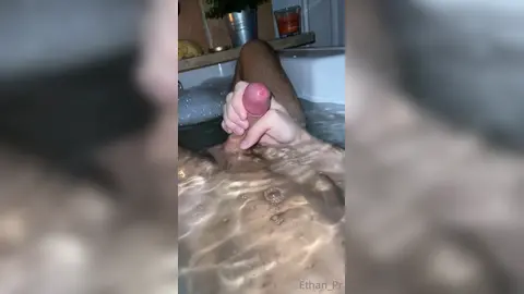 Bain — ça gicle partout — Ethan