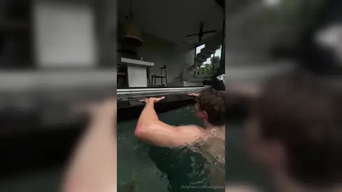 Dans la piscine avec moi — Valentin