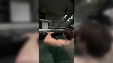Dans la piscine avec moi — Valentin
