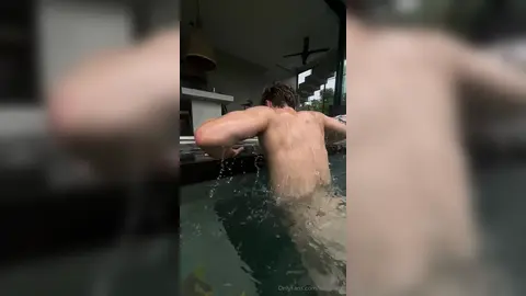Dans la piscine avec moi — Valentin