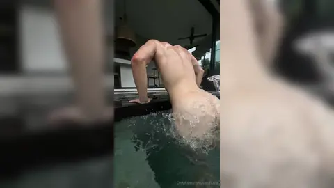 Dans la piscine avec moi — Valentin