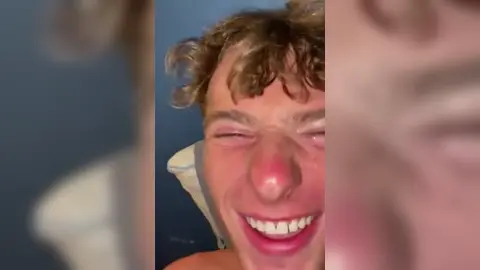 Twinks se branlent ensemble