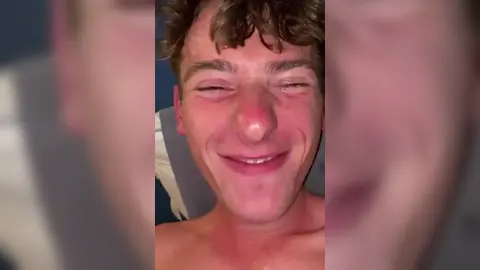 Twinks se branlent ensemble