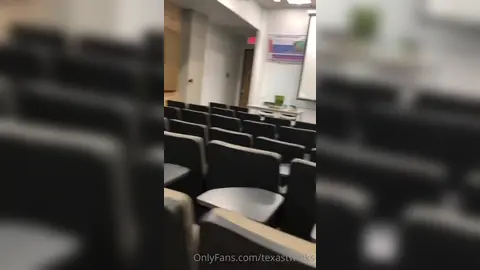 TexasTwinks — branlette en salle de classe