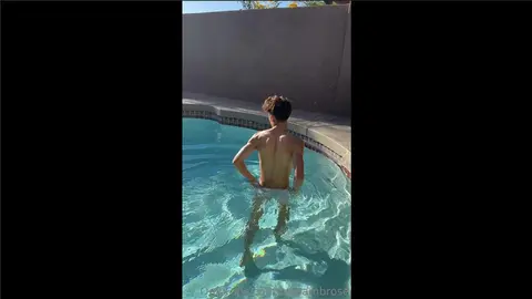 Besoin de compagnie à la piscine — Luca Ambrose