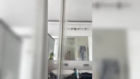 Sous la douche avec moi — Valentin