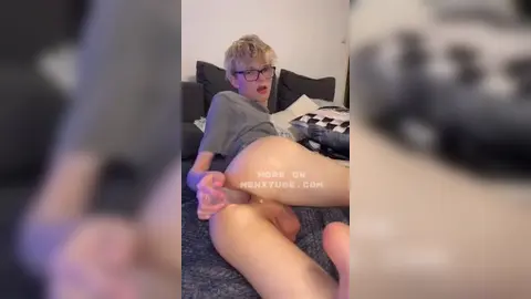 Adam Horvath se farcit au dildo