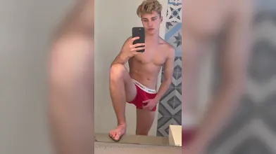 Garçon en rouge — Valentin Mehinagic