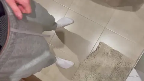 Jogging gris qui rebondit — Valentin Mehinagic